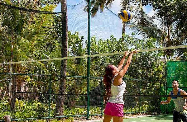 Volleyballspiel auf dem Gelände des Veligandu Island Resort & Spa