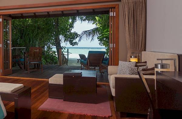 Innenbereich eines Zimmers im Veligandu Island Resort & Spa mit Blick auf den Ozean.