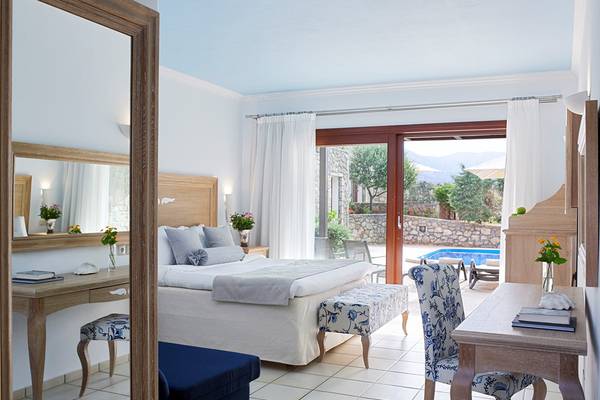 Innenansicht eines Schlafzimmers im Ikaros Beach Luxury Resort & Spa mit Poolzugang