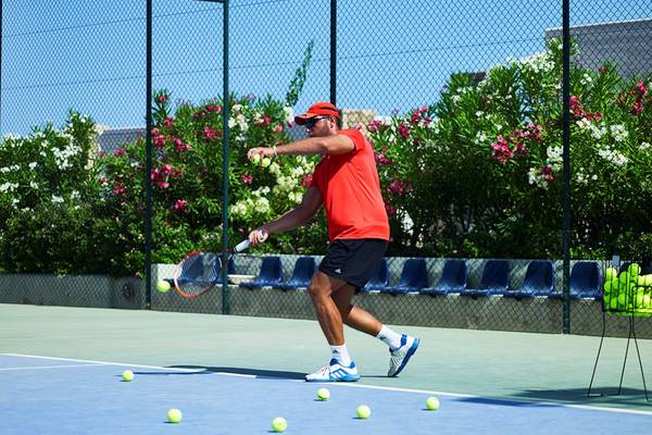 Tennisspieler am Tennisplatz im Ikaros Beach Luxury Resort & Spa.