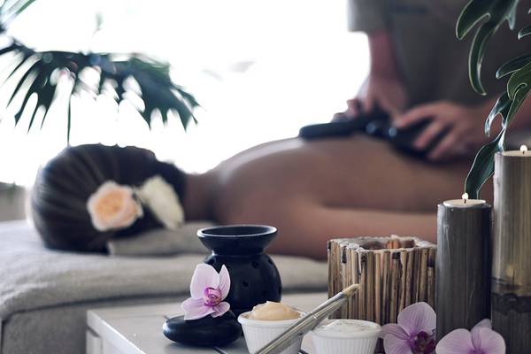 Eine Frau genießt eine Massagebehandlung im Ikaros Beach Luxury Resort & Spa.