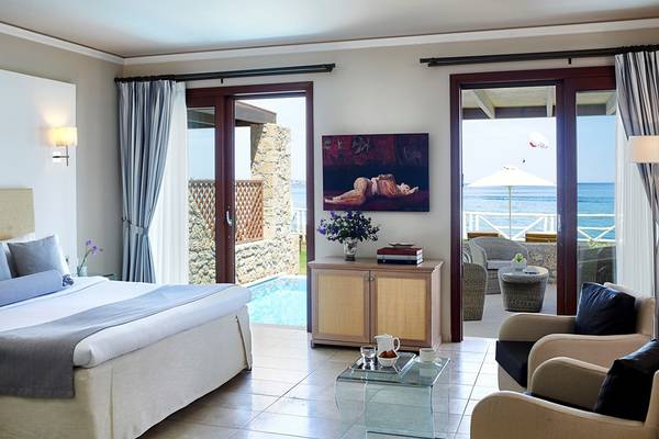 Zimmer mit Meerblick im Ikaros Beach Luxury Resort & Spa mit Pool, Möbeln und Gemälden