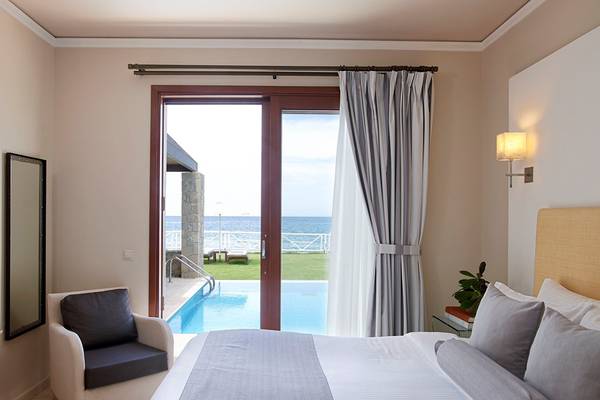 Zimmer mit Meerblick im Ikaros Beach Luxury Resort & Spa mit Swimmingpool und Garten