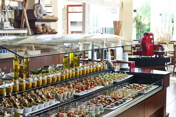 Buffet im Hotel Ikaros Beach Luxury Resort & Spa mit verschiedenen Vorspeisen.