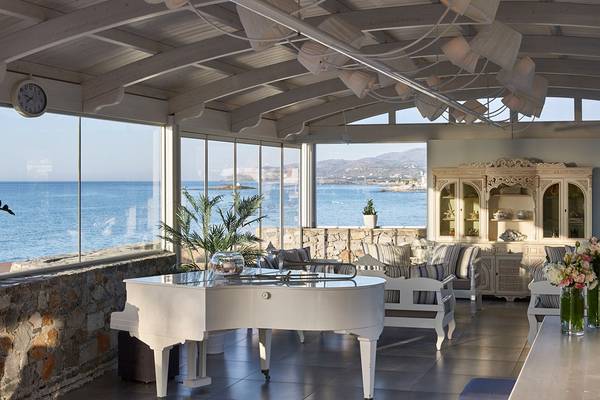 Loungebereich des Ikaros Beach Luxury Resort & Spa mit Blick auf das Meer.
