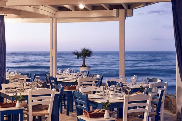 Ikaros Strand Restaurant mit Blick auf das Meer während des Abendessens.