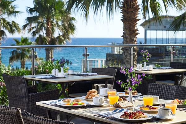 Frühstück auf der Terrasse mit Meerblick im Ikaros Beach Luxury Resort & Spa