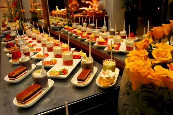 Buffet mit verschiedenen Desserts im Sofitel Agadir Royal Bay Resort, serviert auf weißen Tellern.