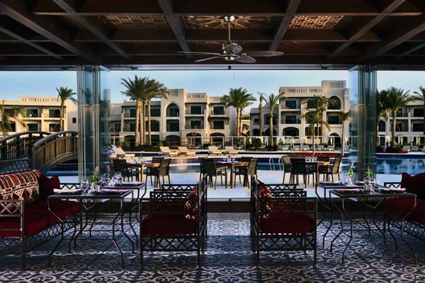 Innenansicht des Restaurants im Steigenberger Alcazar Hotel mit Blick auf den Pool