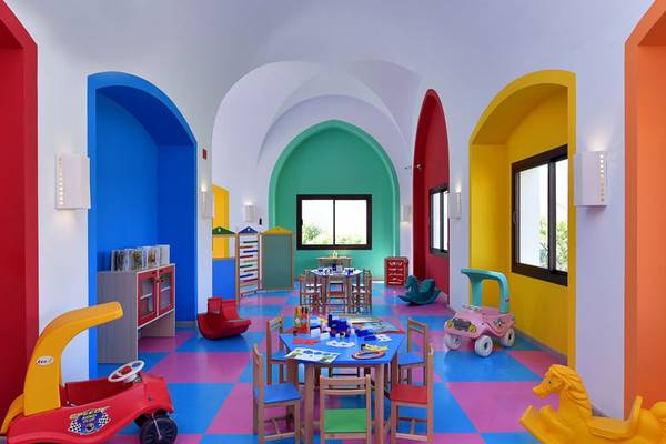 Kinderzimmer im Steigenberger Alcazar mit bunten Farben, Spieltischen und Spielzeugautos.