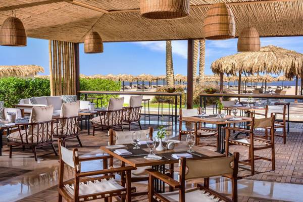 Terrasse des Restaurants im Steigenberger Alcazar mit Blick auf den Strand