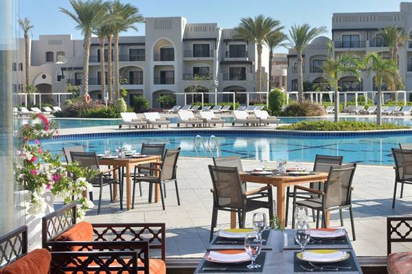 Aussenbereich des Steigenberger Alcazar Hotels mit Swimmingpool und Esstischen