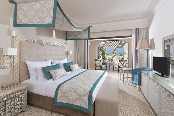 Ein elegantes Hotelzimmer im Steigenberger Alcazar mit einem großen Bett und modernen Möbeln.
