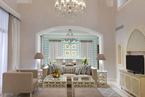 Hotel-Lounge-Bereich mit Sofa, Tisch, Lampen und Fernseher im Steigenberger Alcazar