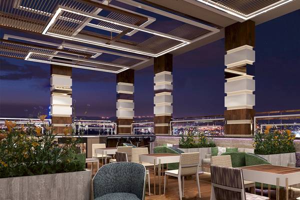 Abendbeleuchtung der Dachterrasse im Belad Bont Resort mit Tischen, Stühlen und Pflanzen