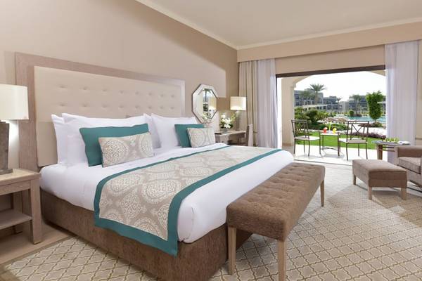 Hotelzimmer im Steigenberger Alcazar mit gepolstertem Kopfteil, großen Bett und offenem Balkon.