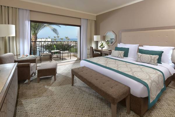 Luxuriöses Zimmer im Steigenberger Alcazar mit Blick auf das Meer und Balkon.