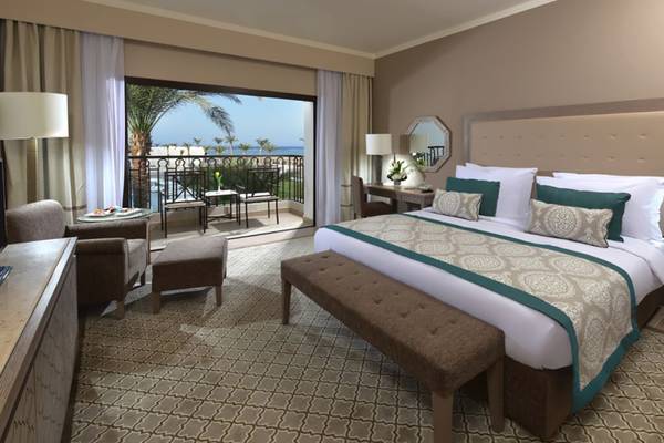 Elegantes Zimmer im Steigenberger Alcazar mit Meerblick, Balkon, gemütlichem Bett und Wohnzimmerbereich.