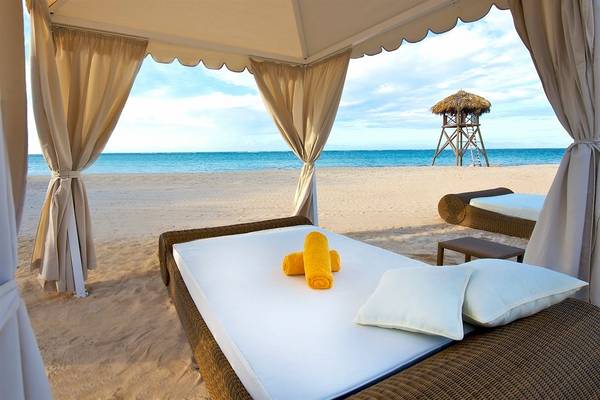 Strand-Lounge im Iberostar Grand Rose Hall Hotel mit Blick auf das Meer.