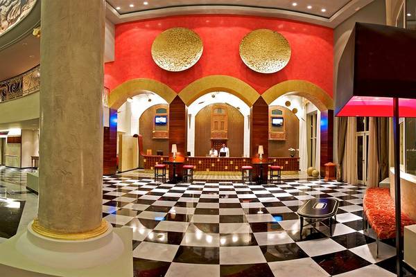 Lobby des Iberostar Grand Rose Hall Hotels mit Check-In-Schalter und dekorativen Elementen.