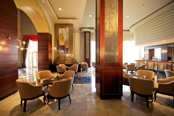 Innenansicht der Hotellobby des Iberostar Grand Rose Hall mit runden Tischen und Stühlen.