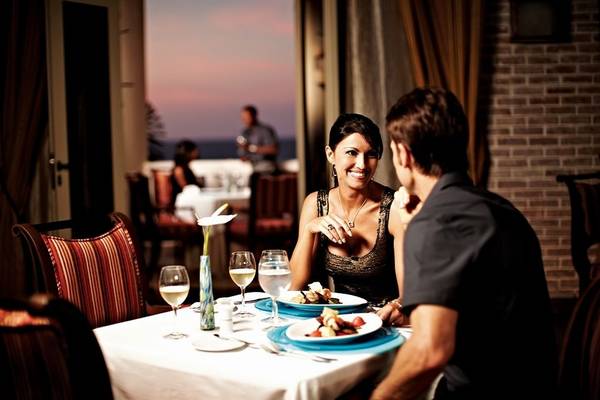 Paar beim Essen im Hotel Iberostar Grand Rose Hall mit Blick auf das Meer