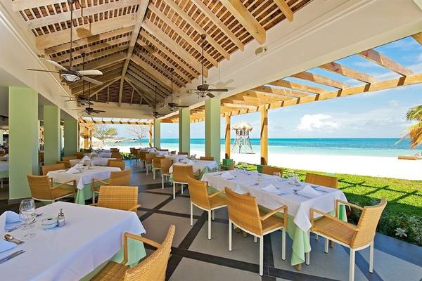 Innenansicht des Restaurants des Iberostar Grand Rose Hall Hotels mit Blick auf das Meer.
