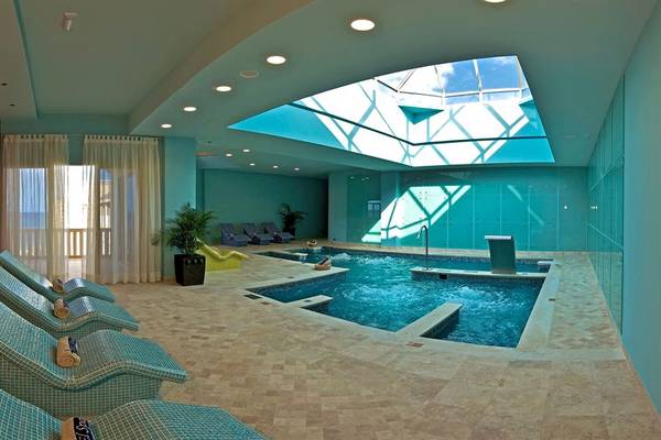 Poolbereich im Iberostar Grand Rose Hall Hotel mit zwei Pools und Liegebereich.
