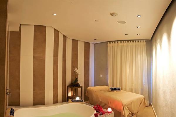 Spa-Bereich im Iberostar Grand Rose Hall Hotel mit Badewanne und Massageliege.
