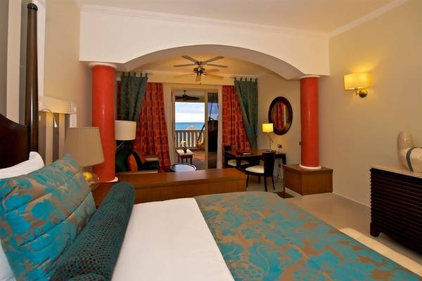 Innenansicht einer Suite im Iberostar Grand Rose Hall Hotel mit Blick auf das Meer.