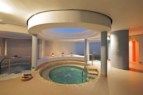 Spa-Bereich im Iberostar Grand Rose Hall Hotel mit zwei Whirlpools und einer Treppe.