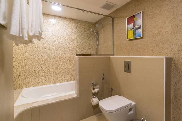 Badezimmer im Belad Bont Resort mit Badewanne, Dusche und Toilette.