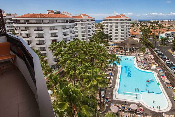 Aussicht auf den Swimmingpool und die Gebäude des Servatur Waikiki Hotels.
