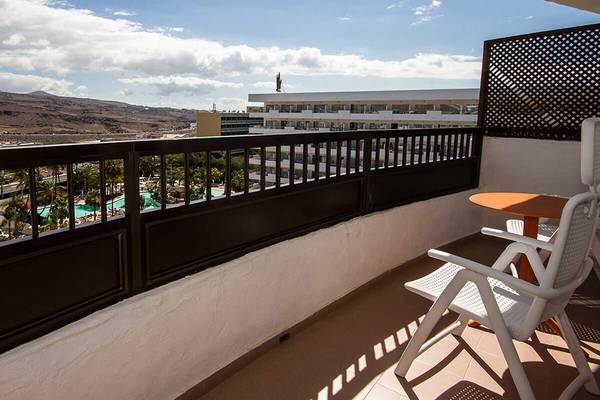 Aussicht von der Balkon des Servatur Waikiki Hotels mit Swimmingpool und Bergpanorama.