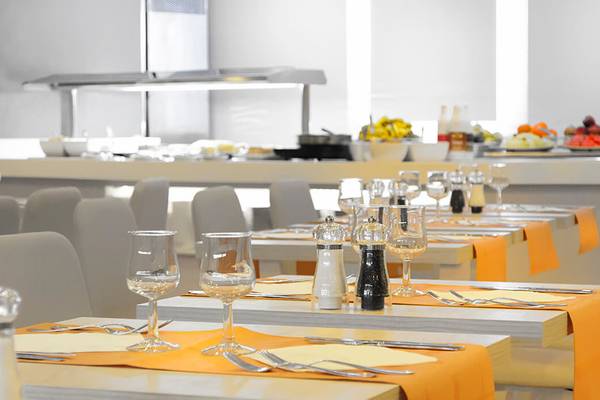 Frühstücksbuffet im Servatur Waikiki Hotel mit gedeckten Tischen und Früchten.