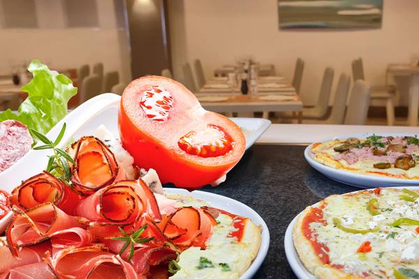 Servatur Waikiki Hotel Speisen auf einem Tisch mit verschiedenen Pizzen und Beilagen.
