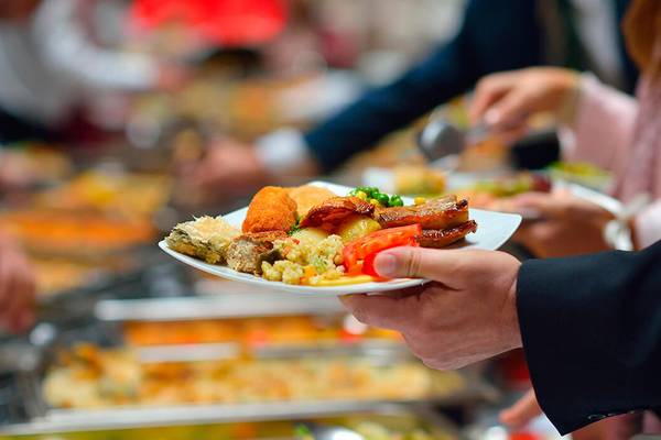 Buffet im Servatur Waikiki Hotel mit verschiedenen Gerichten auf einer Platte.