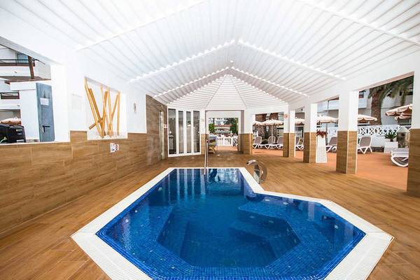 Innenpool des Servatur Waikiki Hotels mit modernem Design und blauem Wasser.