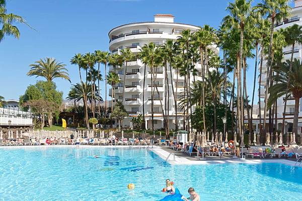 Außenpool des Servatur Waikiki Hotels mit vielen Liegestühlen und Besuchern