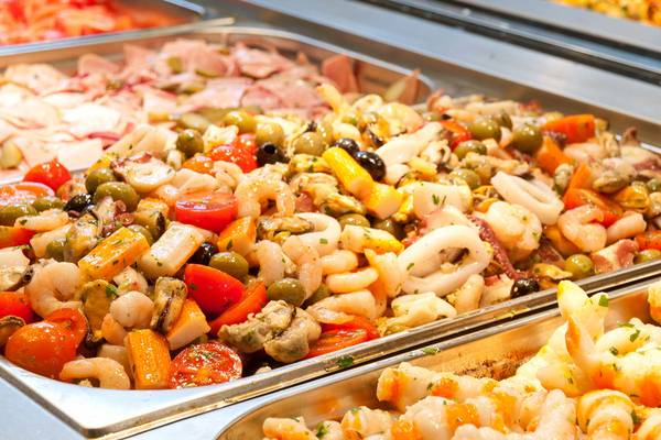 Ein Buffet mit Meeresfrüchten und Gemüse in Edelstahlschalen.