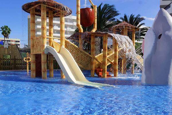 Wasserrutsche im Servatur Waikiki Hotel Wasserpark mit Wasserfontaene und Hai-Skulptur