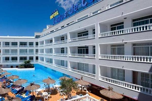 Außenansicht des Bluesea Callao Garden Hotels mit Swimmingpool und Sonnenschirmen.