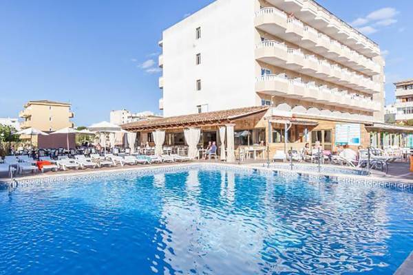 Außenpool und Loungebereich des Bluesea Callao Garden Hotels