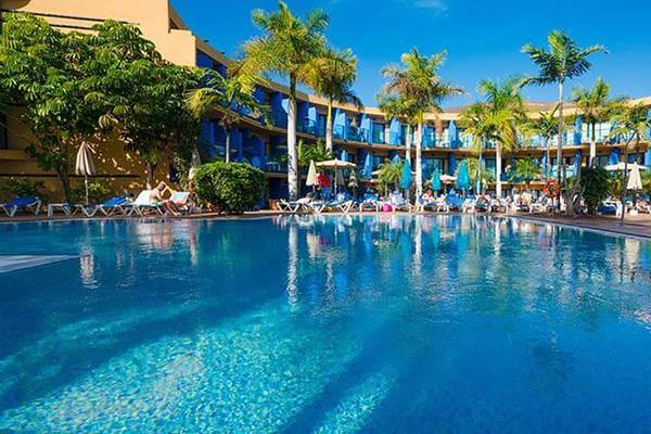 Außenpool des Bluesea Callao Garden Hotels mit blauen Gebäuden und vielen Liegestühlen.