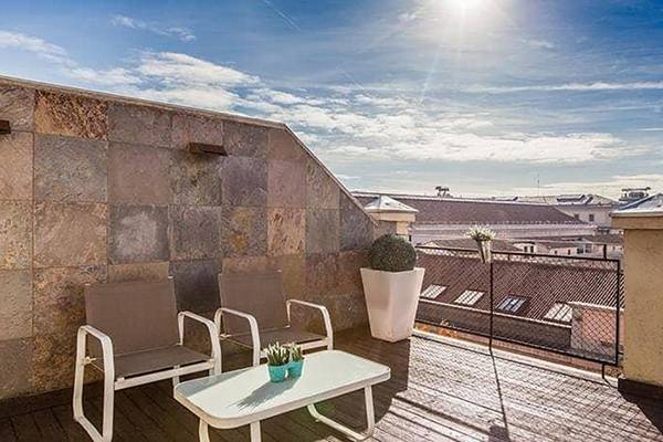Dachterrasse des Bluesea Callao Garden Hotels mit Möbeln und Pflanzen.