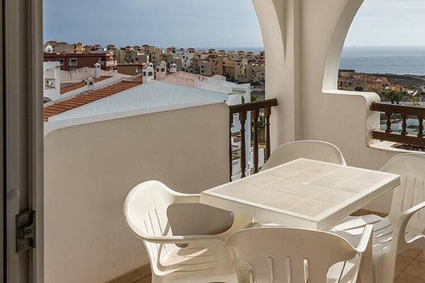 Balkon mit Meerblick im Bluesea Callao Garden Hotel mit Tisch und Stühlen.