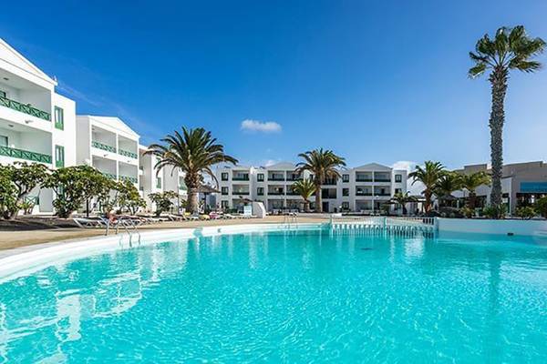 Außenpool des Bluesea Callao Garden Hotels mit weißen Gebäuden und Palmen