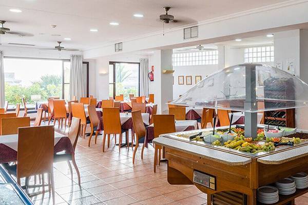 Innenansicht des Restaurants im Bluesea Callao Garden Hotel mit Buffet und Tischen.