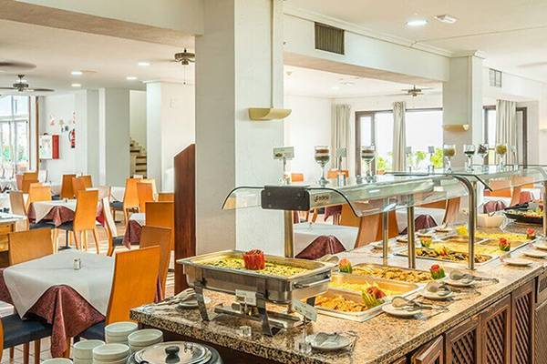 Buffetbereich im Restaurant des Bluesea Callao Garden Hotels mit vielen Gerichten