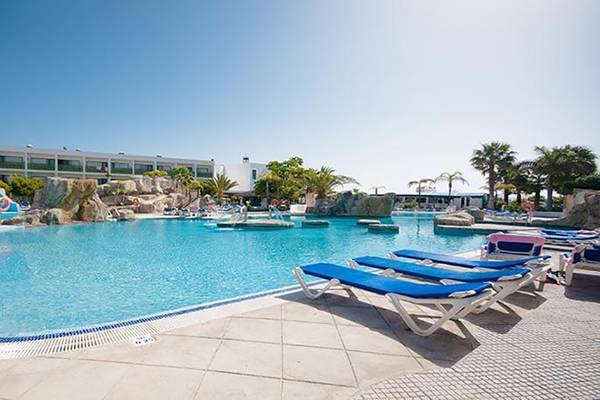 Außenpool des Bluesea Callao Garden Hotels mit Liegen und Wasserrutsche